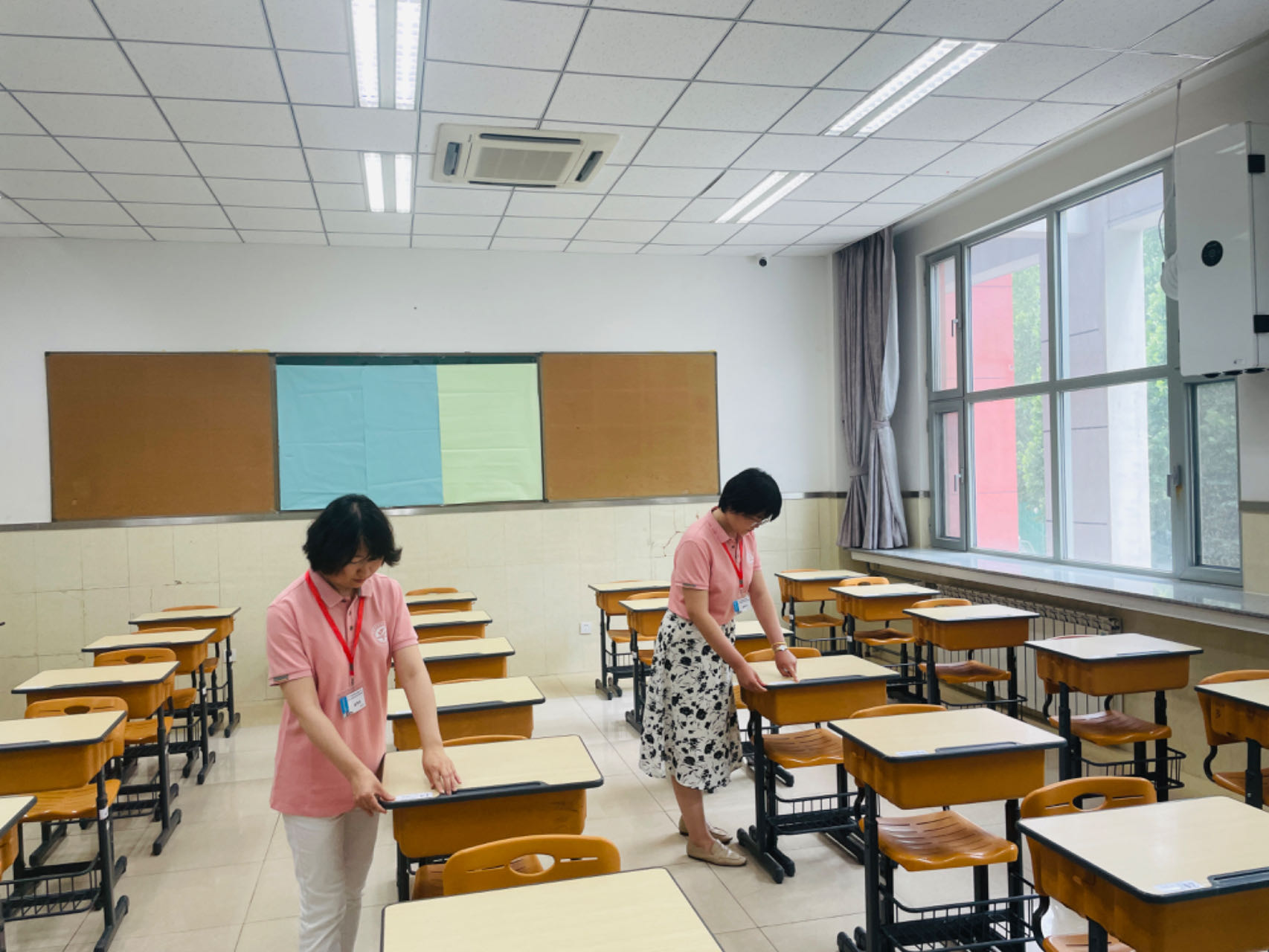 6月6日,北京市海淀区北航实验学校中学部考点内,学校教师用心做好考前