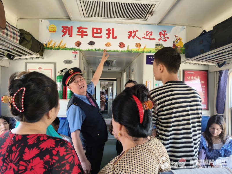 慢火车上有个"暖巴扎" 新疆公益慢火车拉动南疆乡亲致富