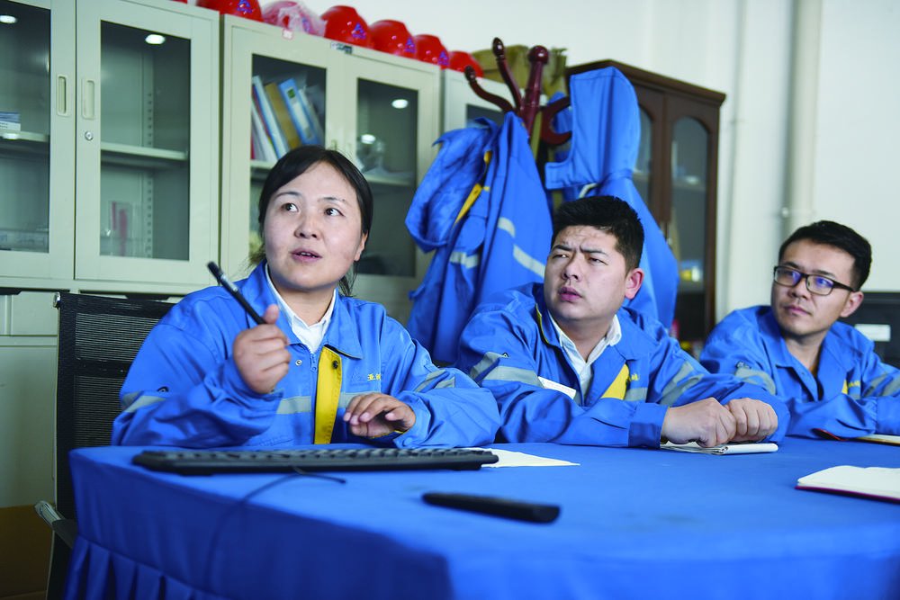 王生红和同事正在讨论.