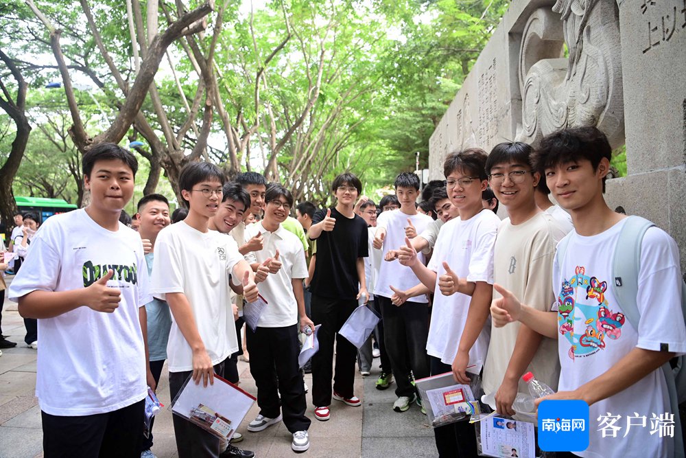 直击高考首日:三亚考生为自己加油鼓劲