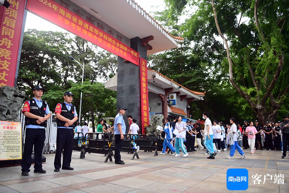 直击高考首日:三亚考生为自己加油鼓劲