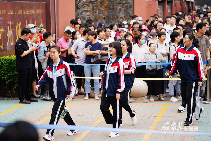 考生进入河北师大附中考点.图片来源:石家庄新闻网