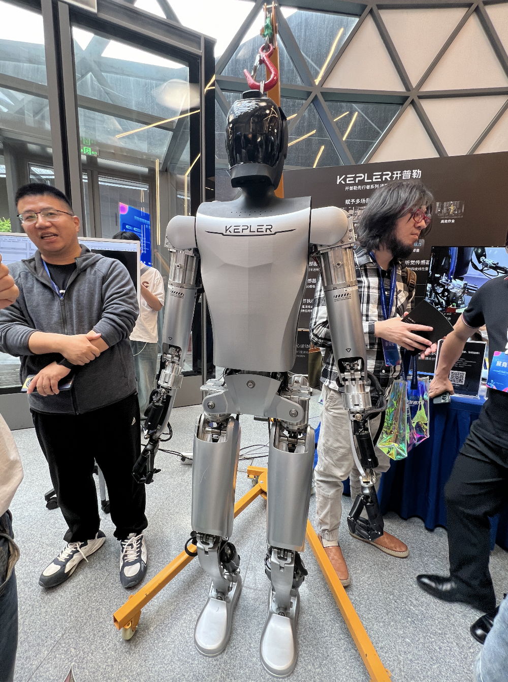 宇树科技,傅利叶等明星企业"同台竞技" "天才少年"稚晖君的智元机器人