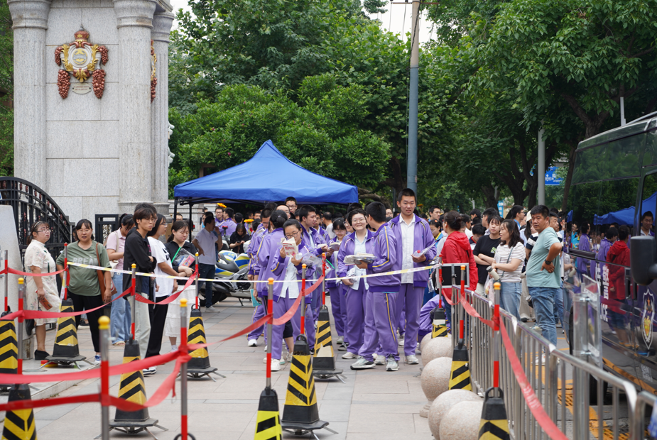 考生有序进入考场.图片来源:河北青年报