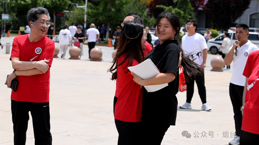 牟平一中考点  摄影/辛巴招远二中考点,考生家长身着旗袍,祝孩子旗开