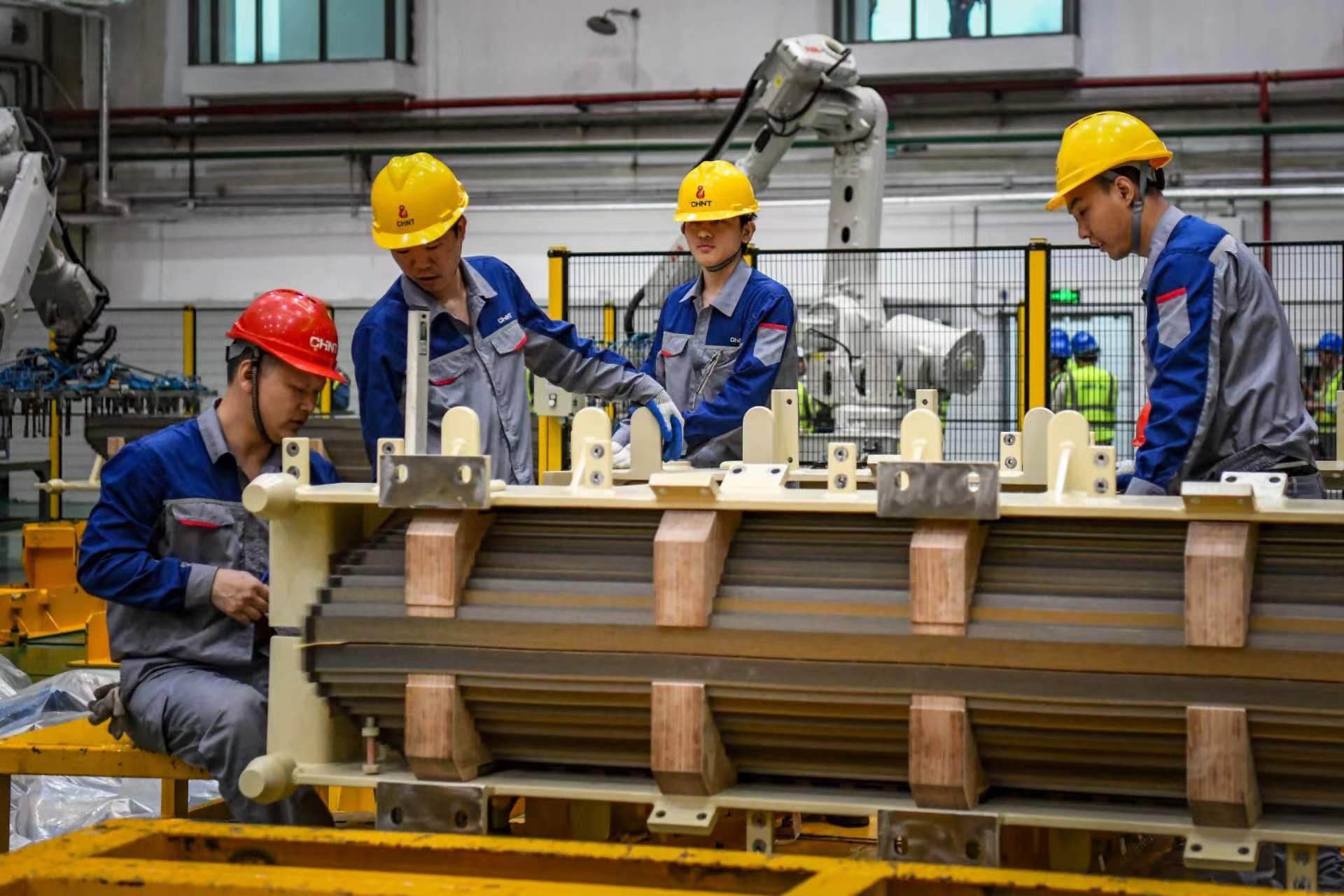 图为正泰电气工厂中，工人正在进行变压器核心部件铁芯的叠装工作. 劳动报记者 颜筱依 摄影