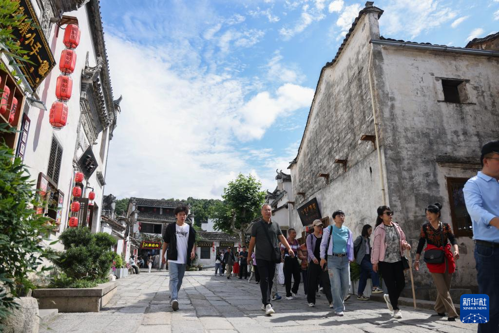 夏日里,在安徽省黄山市黟县宏村,徽派建筑和绿意盎然的自然环境交相
