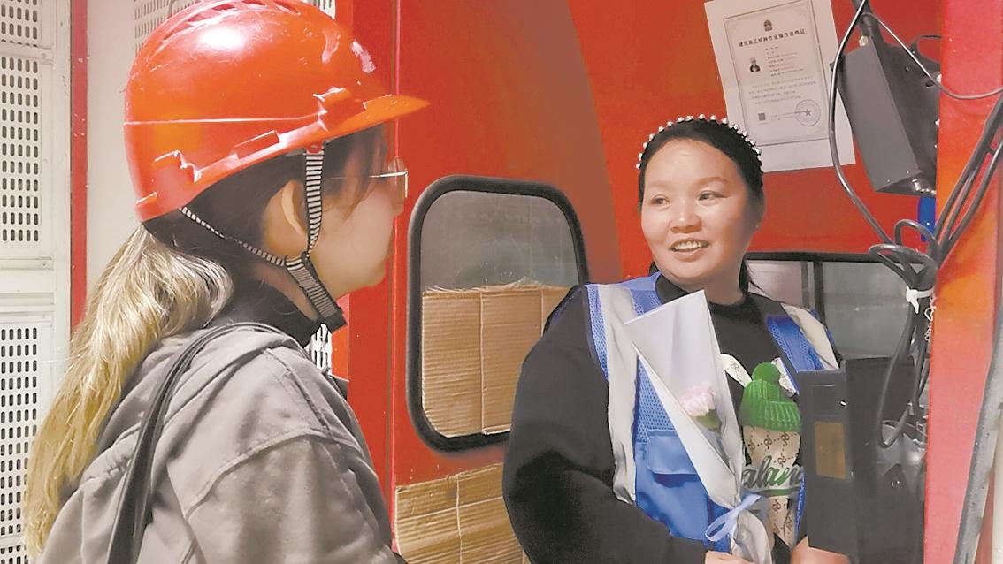 大四女生住进工地宿舍 记录立于瓦砾中的她们|女工_新浪财经_新浪网