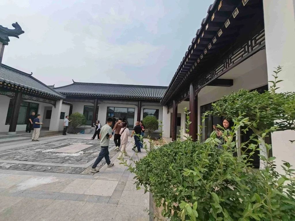 6月5日,在香河水岸香谭田园综合体民宿院落内,前来考察的人络绎不绝.