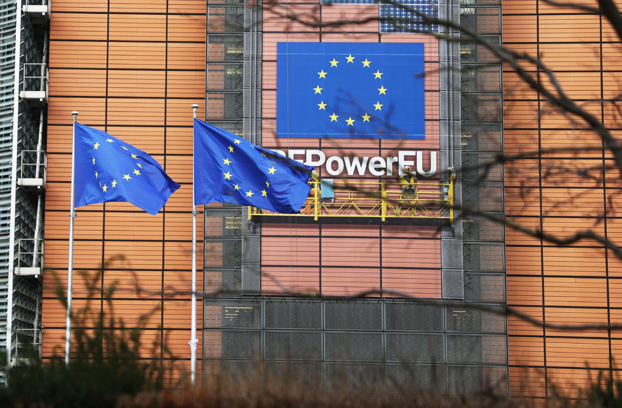 这是2023年11月15日在比利时布鲁塞尔拍摄的欧盟委员会总部大厦一角。新华社记者赵丁喆摄