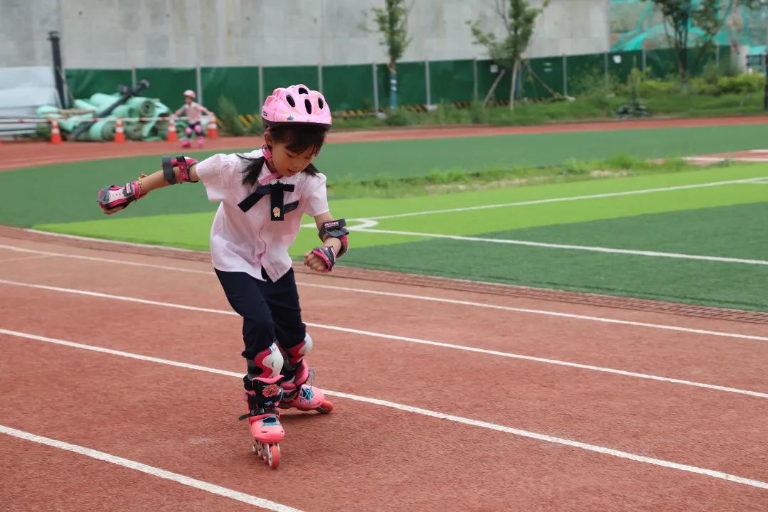 西安市雁塔区第一小学举行首届"追风杯"轮滑比赛