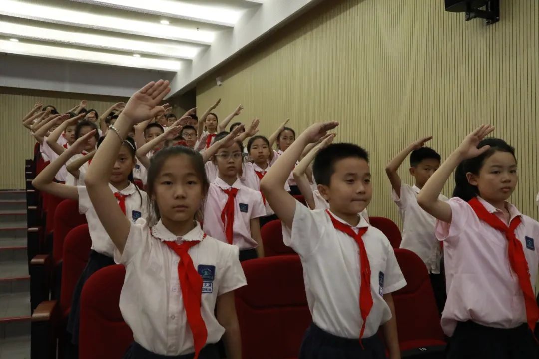 雁塔一小举行庆"六一"表彰暨一年级新队员入队仪式纪实