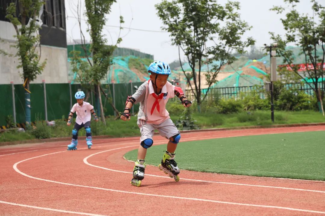 西安市雁塔区第一小学举行首届"追风杯"轮滑比赛