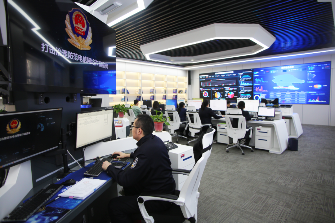 内蒙古自治区包头市公安局电信网络犯罪侦查局民警开展电信网络诈骗