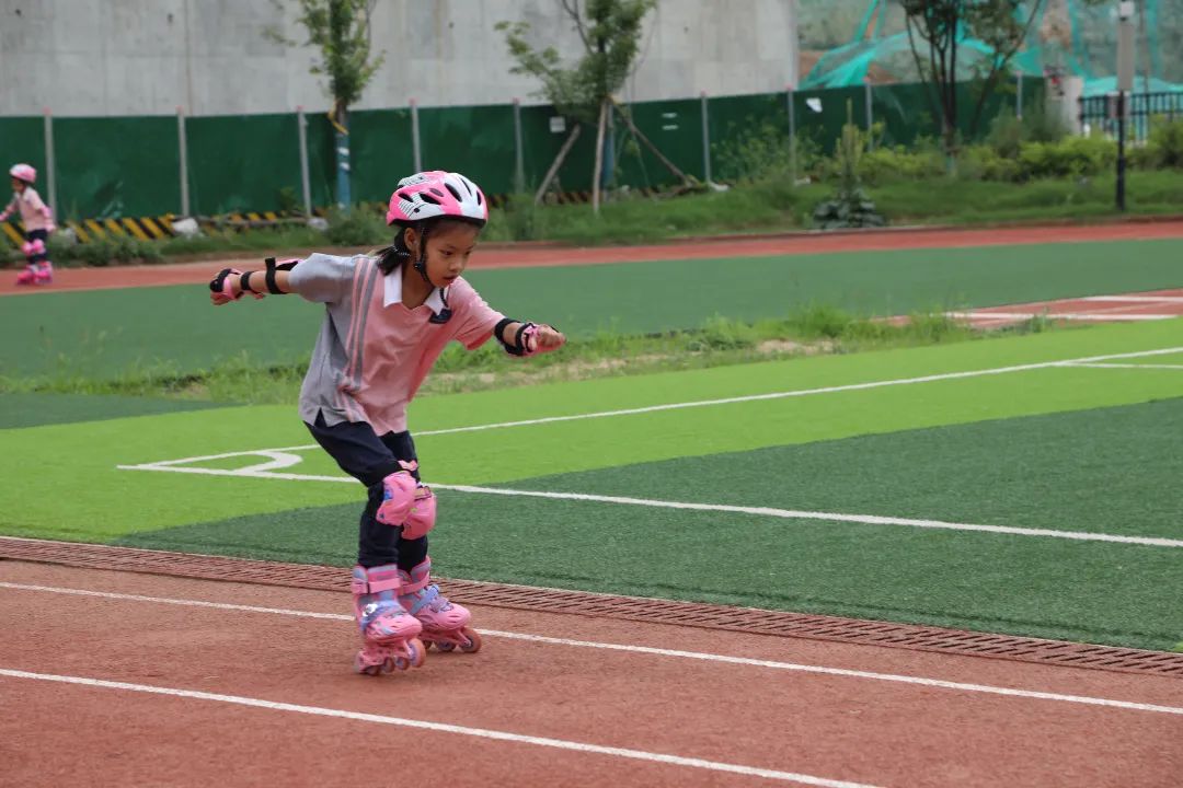 西安市雁塔区第一小学举行首届"追风杯"轮滑比赛