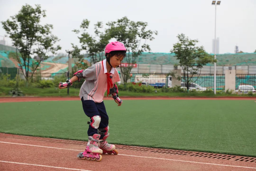 西安市雁塔区第一小学举行首届"追风杯"轮滑比赛