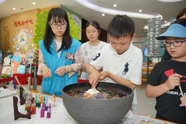 一家人在一起漆扇子折纸鸢,"非遗"原来这么好玩