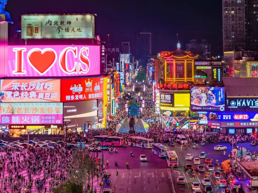 长沙·五一广场同居中部,生活相近,人文相亲,经济相融,武汉和长沙不仅