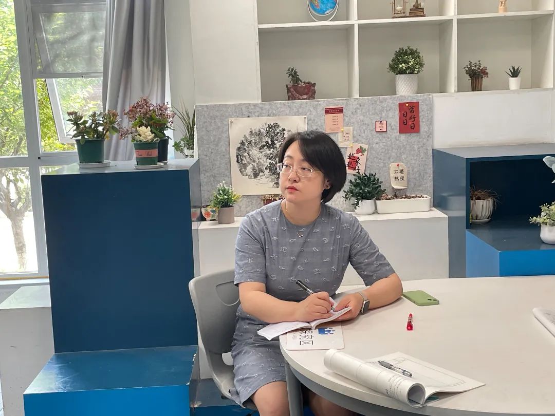 初中化学学科专家庞学武老师进行课堂观察初中英语学科专家王兰英老师