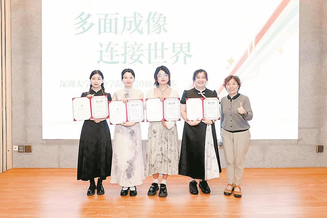 大四女生住进工地宿舍 记录立于瓦砾中的她们
