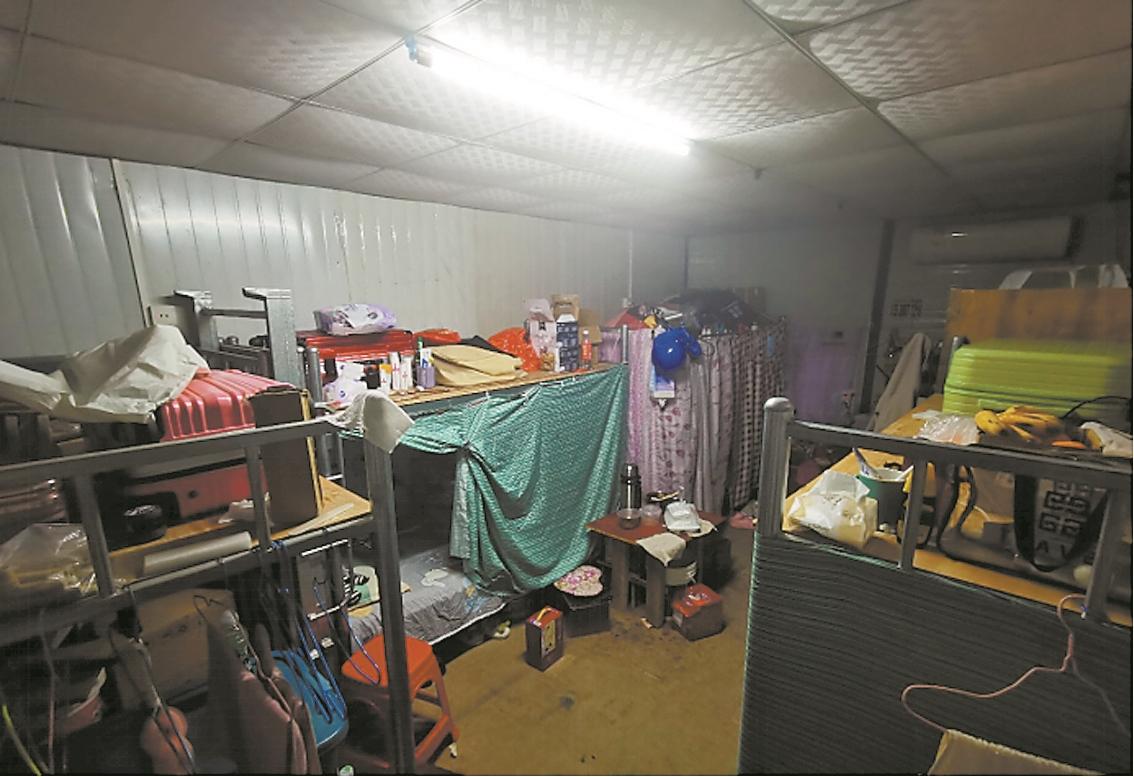 大四女生住进工地宿舍 记录立于瓦砾中的她们