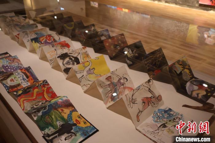 王心怡 摄温迪在现场展示了一系列独特的水粉画折叠书.
