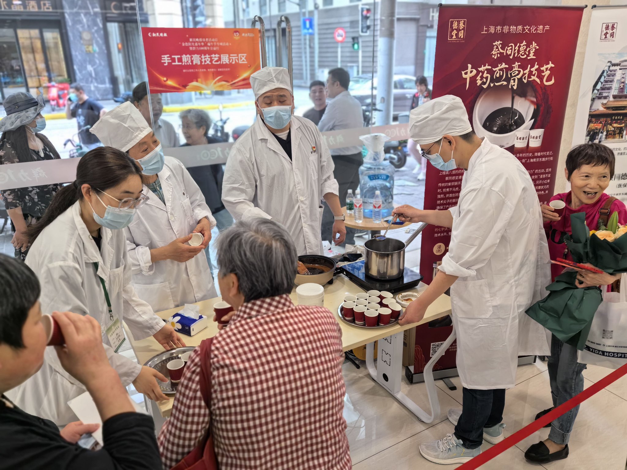 做香囊,煎膏方,义诊送健康……"金色阳光嘉年华"端午