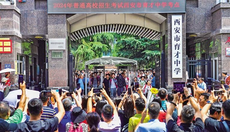记者 袁景智摄六月七日,在西安市铁一中学考点,考生走出考场.