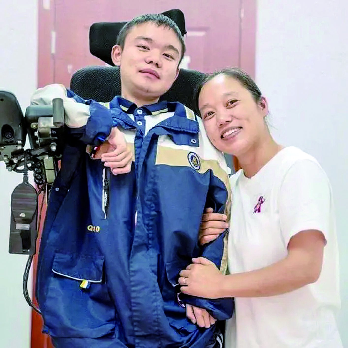 "    新重庆-重庆晨报记者 杨新宇 通讯员 江兆程 摄护考交巡警为送考