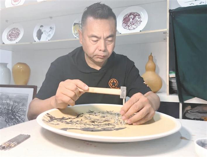 李华北  摄●张雪晶近日,笔者走进彭力工作室,映入眼帘的是一排排