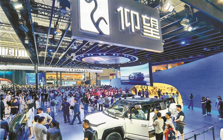 2024粤港澳大湾区车展,比亚迪展位人头攒动.