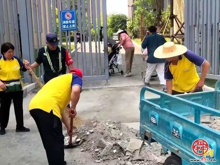 王舍人街道魅力之城社区:路面"微修补" 铺就居民"暖心路"