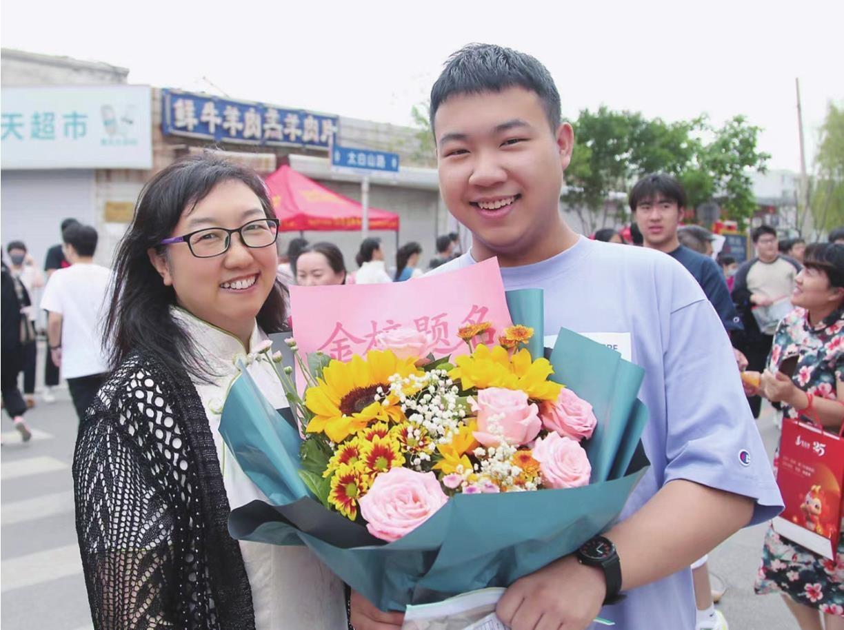 6月7日,沈阳市虹桥中学总校门前,语文考试结束后家长为考生送上鲜花.