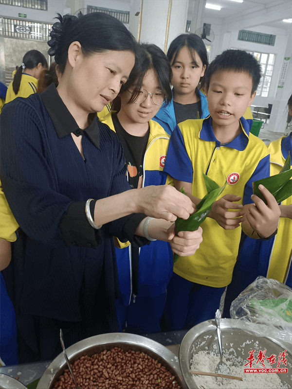 武冈市实验中学:师生学包粽子 感受端午文化