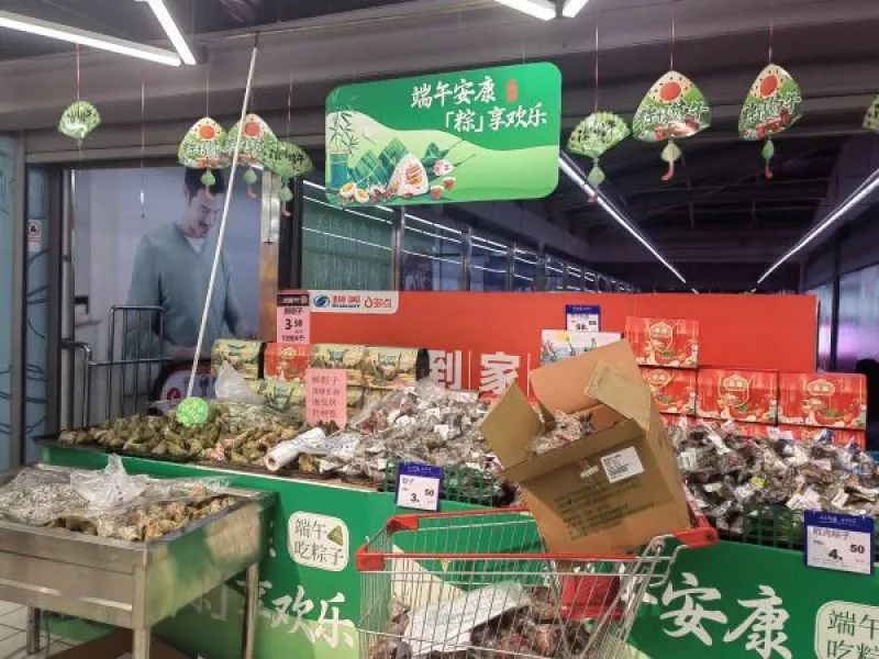 "6月6日北海涠洲岛一家民宿老板告诉《华夏时报》记者.与一房