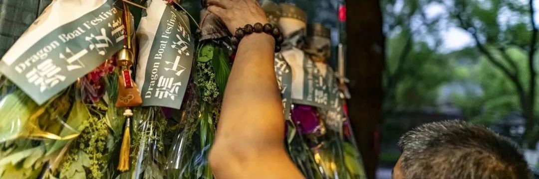 这门"端午"生意火了,一把"草"上百元,有商家月入百万