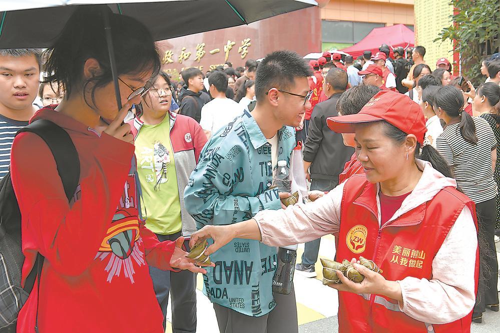 高考首日,直击福建暖心护考的n种姿势