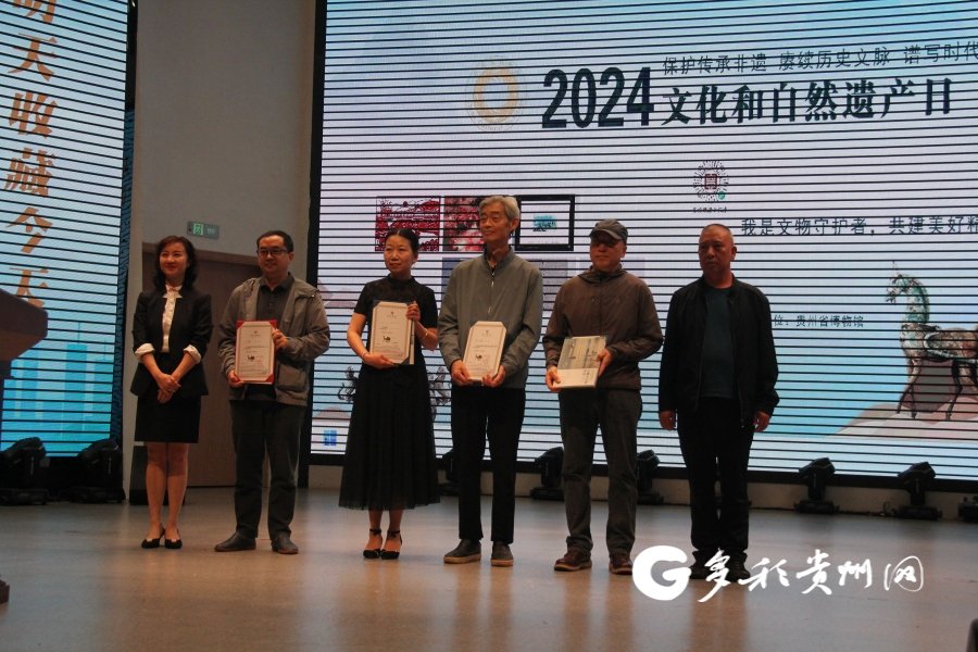 活动现场,电子屏幕向观众展示尹光中画作,桥梁剪纸,姊妹节之夜的苗族