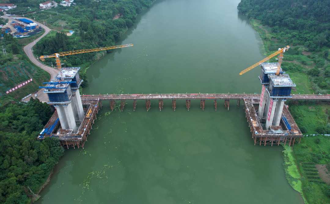 6月8日,在内江市资中县境内的铜资高速杨柳滩沱江特大桥建设现场,工人