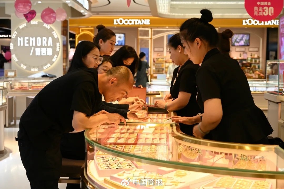 △民众在内蒙古呼和浩特商场内选购金饰。(图片由CNSPHOTO提供)