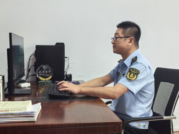 【"双争"有我——365百姓故事汇】城市交通的"守门人"