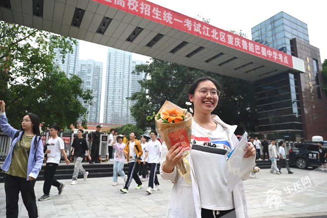自信,大方,鲁能巴蜀中学考点外,考生开心地拍照纪念.