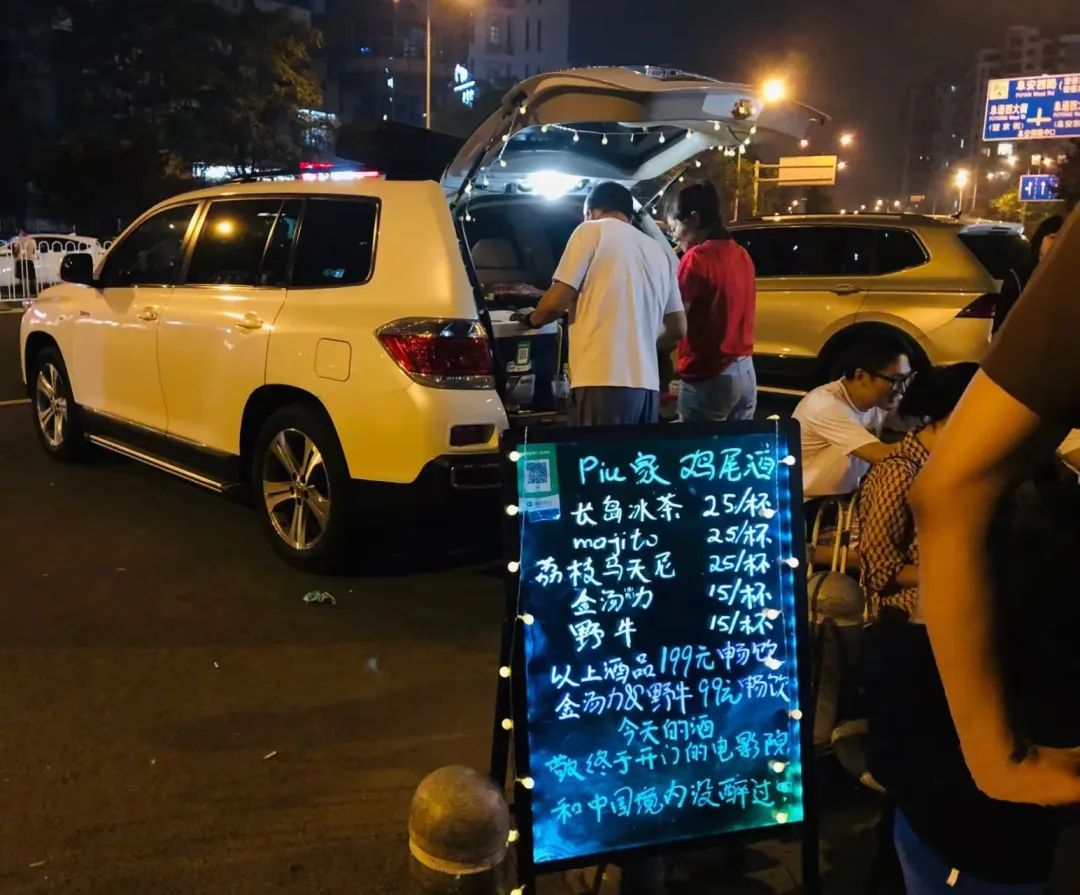 但我至今仍记得店主那块充当酒水单的小黑板上写着——「敬终于开门的