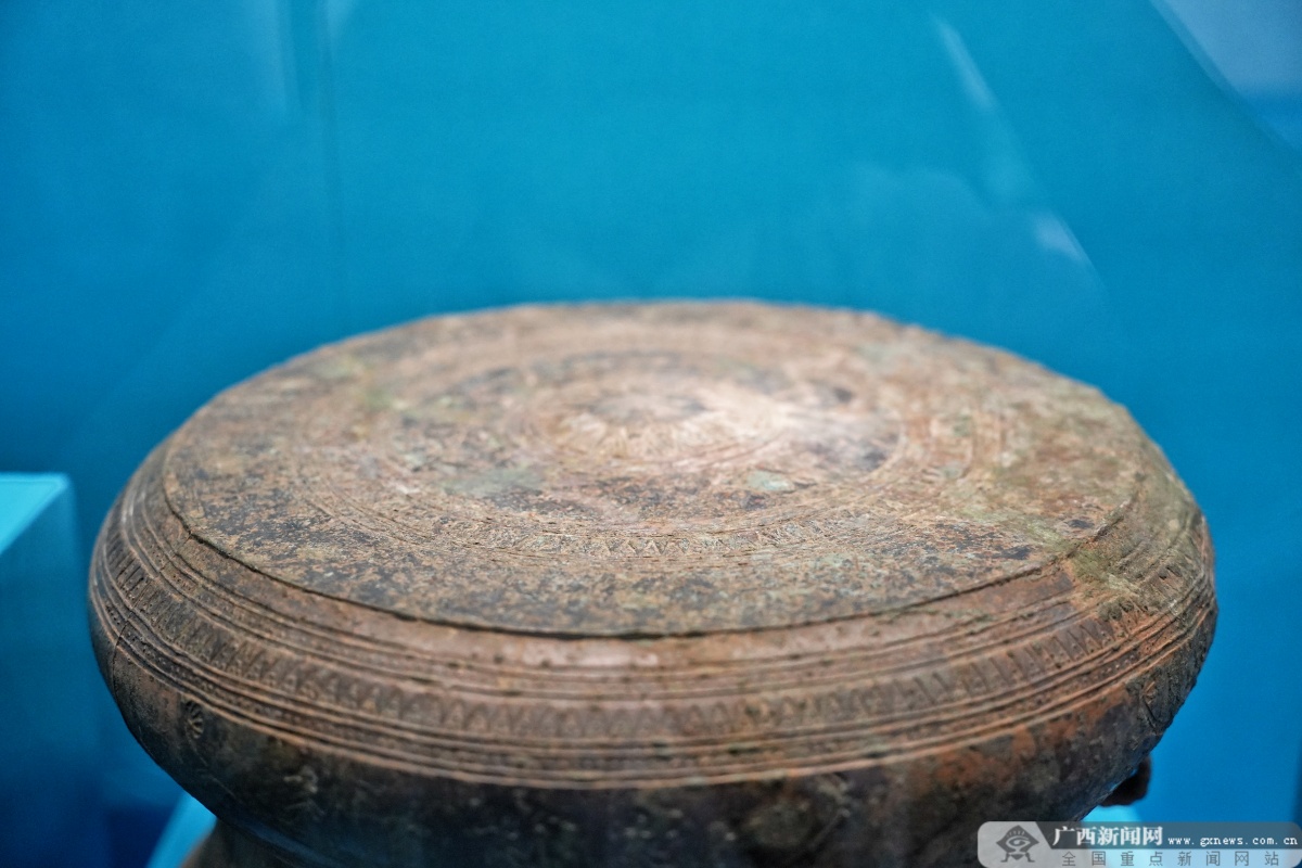 战国竞渡纹牛纹铜鼓(石寨山铜鼓)鼓面纹路依旧清晰.记者 祝萌 摄