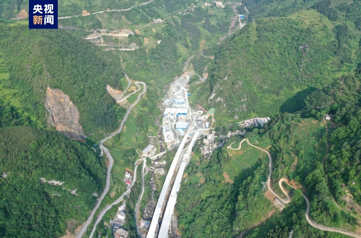 云南大永高速公路莲峰隧道全隧贯通 预计10月全线通车