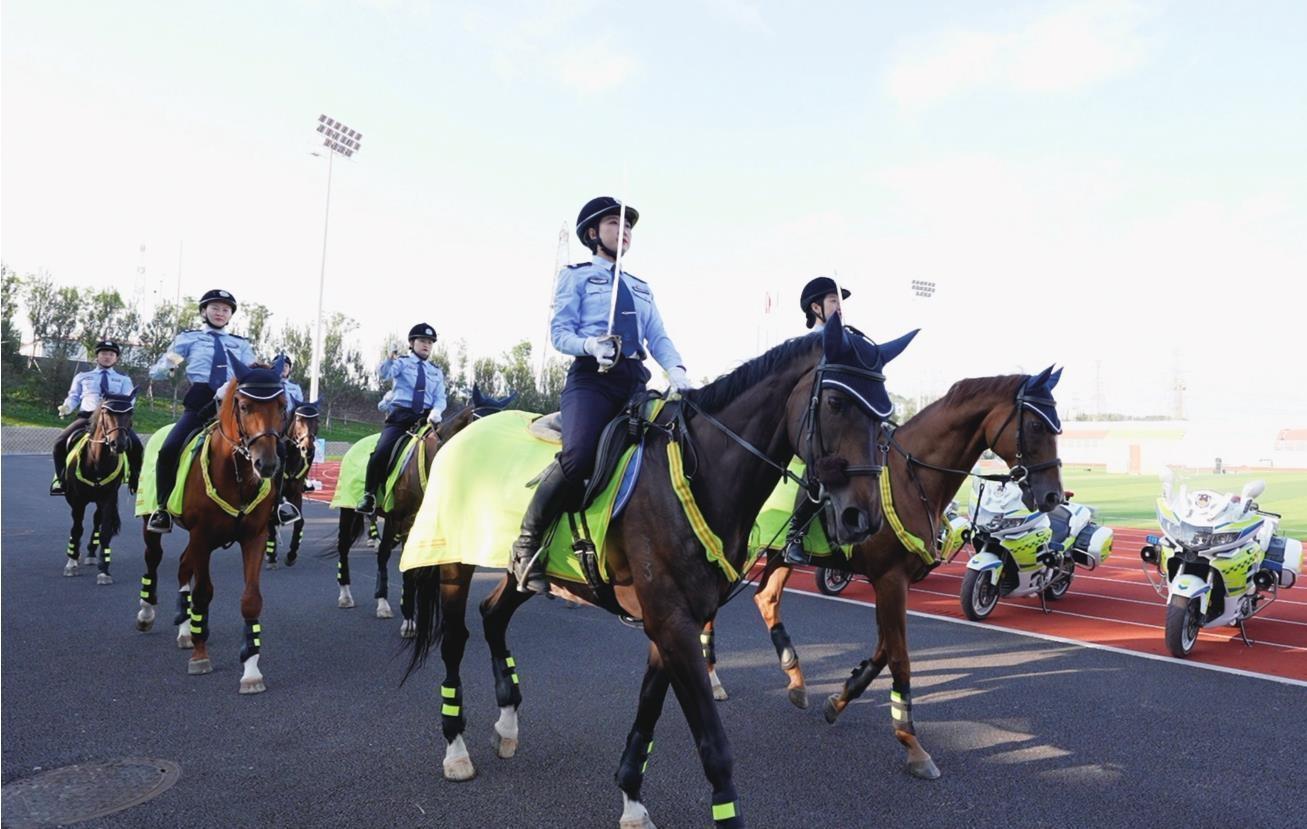 大连市公安局警营开放活动中,女骑警英姿飒爽.