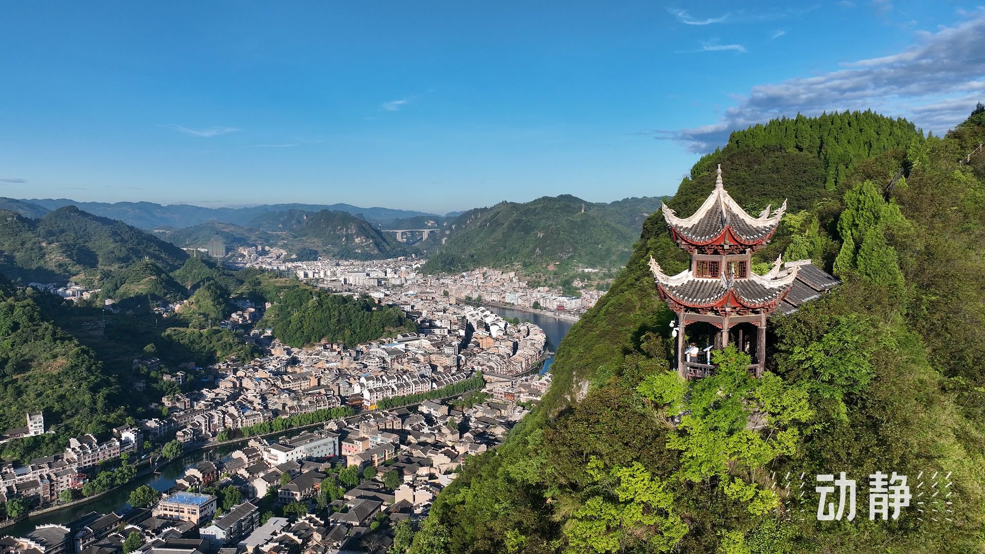 中国历史文化名城贵州镇远,13阳河自西向东贯通全城,形成"九山抱一