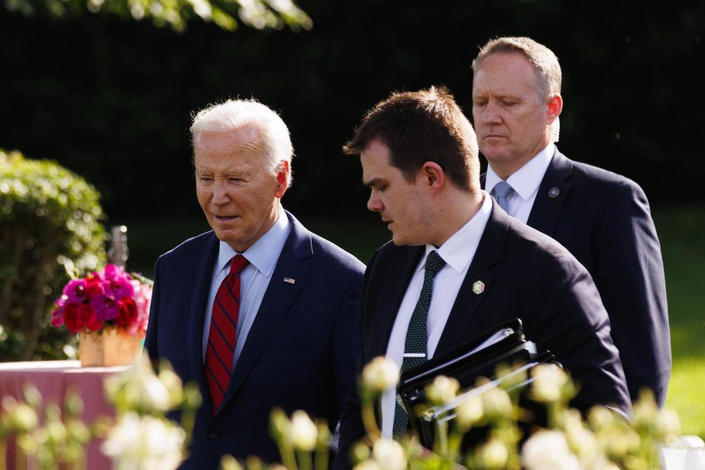 这是5月13日在美国华盛顿白宫拍摄的美国总统拜登(左一).