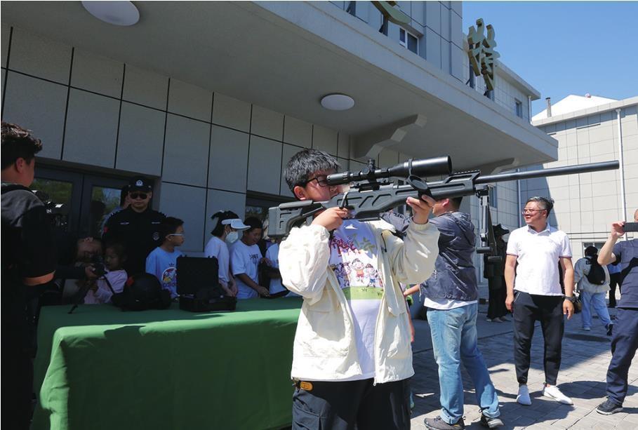 锦州市公安局供图沈阳市公安局刑事侦查局警营开放活动,参与活动的