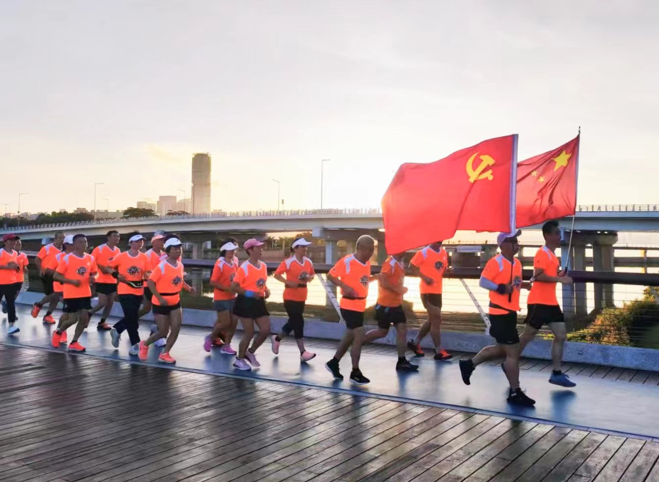 迎端午!"龙腾汉唐"在深圳湾人才公园举行微马五公里晨跑